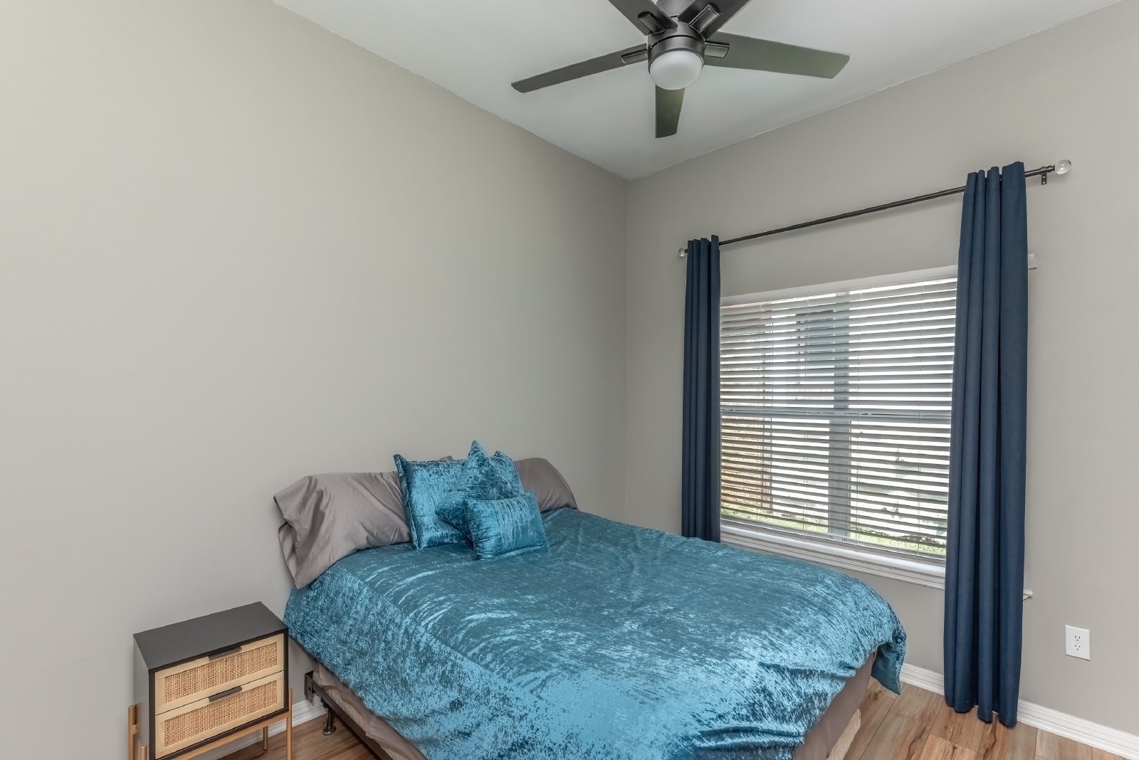 Cross Street East 1301 - 1 property image