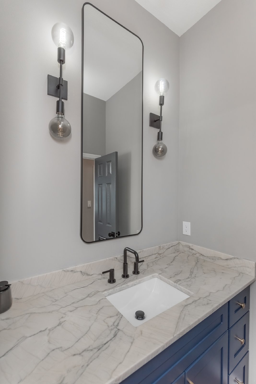 Cross Street East 1301 - 1 property image