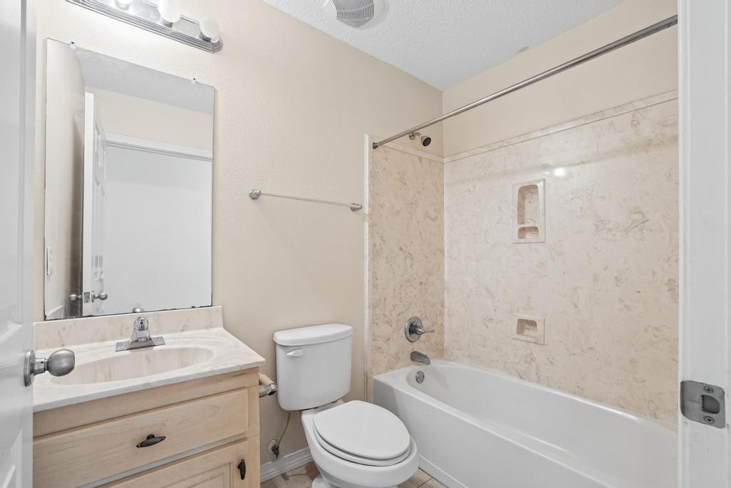 Roberts Road East 2040 - 1 property image